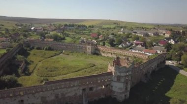 Selo, UKraine - 98 2020: Eski bir Rönesans kalesi yok edildi. İnsansız hava aracı ya da kuadkopterden havadan çekilen fotoğraflar. Bir mimari anıtın yenilenmesi. Eski Kötünün soylularının hayatı
