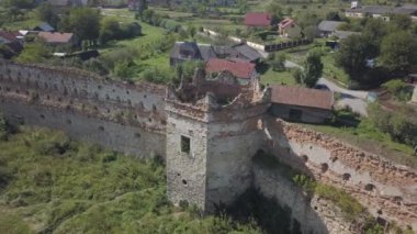 Selo, UKraine - 98 2020: Eski bir Rönesans kalesi yok edildi. İnsansız hava aracı ya da kuadkopterden havadan çekilen fotoğraflar. Bir mimari anıtın yenilenmesi. Eski Kötünün soylularının hayatı
