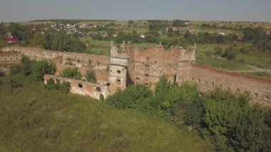 Selo, UKraine - 98 2020: Eski bir Rönesans kalesi yok edildi. İnsansız hava aracı ya da kuadkopterden havadan çekilen fotoğraflar. Bir mimari anıtın yenilenmesi. Eski Kötünün soylularının hayatı