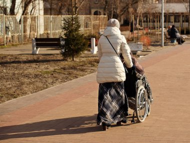 Gardiyan, tekerlekli sandalyedeki yaşlı ve zayıf bir adamı taşıyor. Güneşli bir günde gezinti güvertesi boyunca temiz havada yürüyün. Emeklilerle ve bakıma ihtiyacı olan insanlarla ilgilenmek. Ömür boyu ilaç. Neşeli ve aktif.