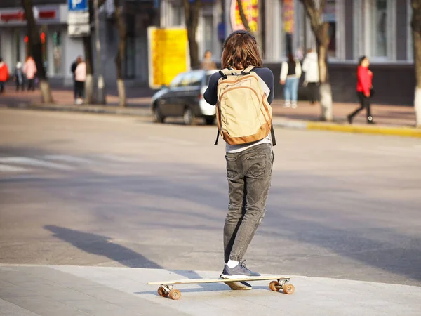 Seorang Remaja Dengan Ransel Berdiri Skateboard Persimpangan Jalan Jalan Kota — Stok Foto