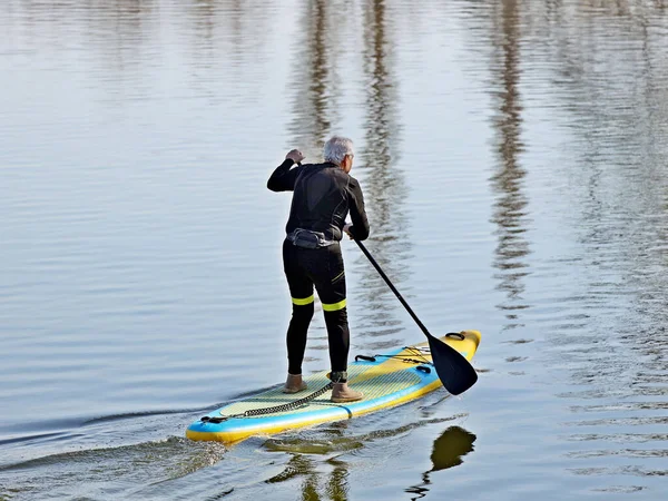 Starší Muž Plave Vodě Sportovní Turistické Nafukovací Sprej Pádlem Aktivita — Stock fotografie