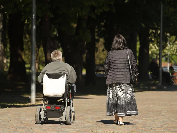 Uma Mulher Está Andando Parque Com Homem Que Está Viajando — Fotografia de Stock