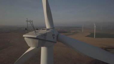 Pervane rüzgar enerjisi yakın. Enerji jeneratörlerinin dönen bıçakları. Çevre dostu elektrik. Doğal kaynakların kullanımı için modern teknolojiler. Aerodinamik bıçaklar ve navigasyon ışığı