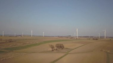 Pervane rüzgar enerjisi yakın. Enerji jeneratörlerinin dönen bıçakları. Çevre dostu elektrik. Doğal kaynakların kullanımı için modern teknolojiler. Aerodinamik bıçaklar ve navigasyon ışığı