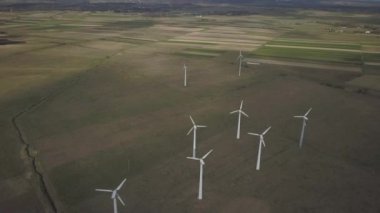 Pervane rüzgar enerjisi yakın. Enerji jeneratörlerinin dönen bıçakları. Çevre dostu elektrik. Doğal kaynakların kullanımı için modern teknolojiler. Aerodinamik bıçaklar ve navigasyon ışığı