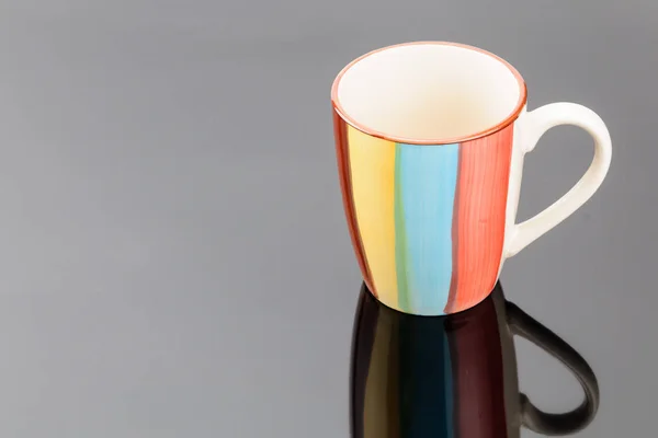 Caneca de barro de porcelana de chá de café no fundo do espelho cinza. Polícia. — Fotografia de Stock