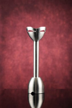 Kırmızı ayna arka planda blender için ayak