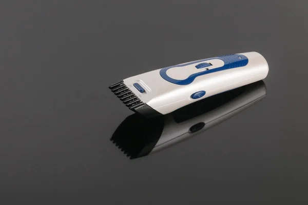 Hair Kapper Clippers, kapsel accessoires op grijze spiegel blauw — Stockfoto