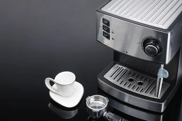 Kopya ile gri ayna arka planda espresso kahve makinesi 