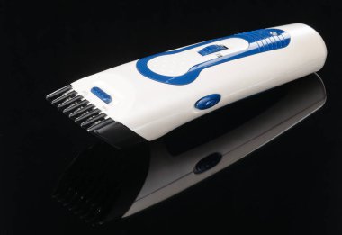 Saç Berber Clippers, siyah ayna arka plan üzerinde Saç Kesimi