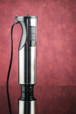 Kırmızı ayna arka planda aksesuar olmadan blender