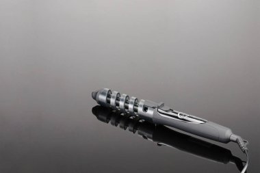 Gri ayna arka planda gri saç demiri