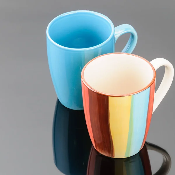 Two coffee tea porcelain clay mugs on the grey mirror background — Stock Photo, Image