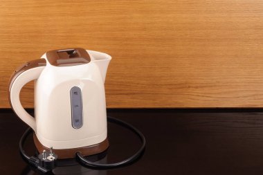 Ahşap ve siyah ayna arka plan zekâ bej plastik su ısıtıcısı