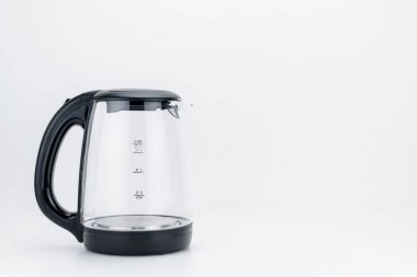 Kopyalama alanı ile beyaz arka plan üzerinde cam şeffaf su ısıtıcısı