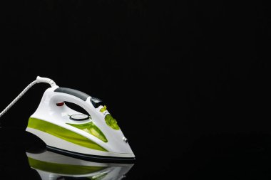 Kopyalama alanı ile siyah ayna arka plan üzerinde demir