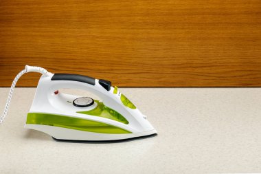 Kopyalama alanı ile ahşap ve mermer arka plan üzerinde demir