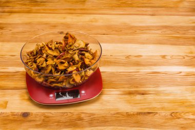 Doğal ahşap geri elektronik ölçekte kase kuru elma