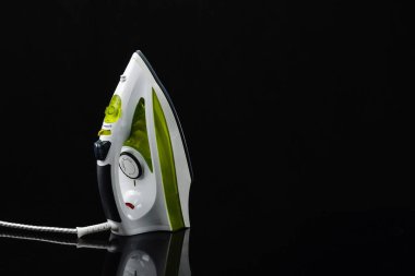 Kopyalama alanı ile siyah ayna arka plan üzerinde demir