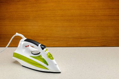 Kopyalama alanı ile ahşap ve mermer arka plan üzerinde demir