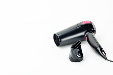 Fotokopi alanı ile beyaz paspas arka plan üzerinde saç kurutma makinesi