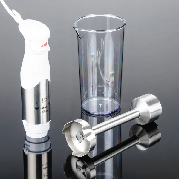 Gri ayna arka planda aksesuar ile blender