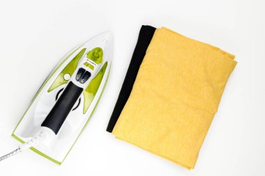 Beyaz arka plan üzerinde t-shirt ile demir