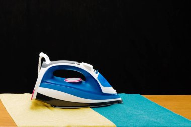 Kopyalama alanı ile siyah ayna arka plan üzerinde demir