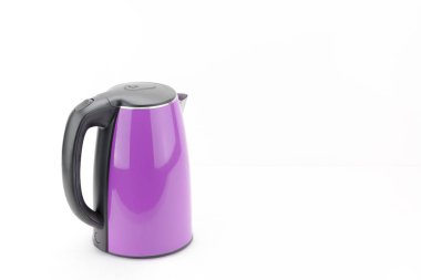 Beyaz paspas arka planda mor paslanmaz çelik su ısıtıcısı