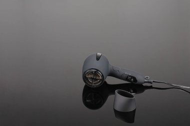 Gri ayna arka planda gri mat saç kurutma makinesi