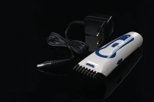 Haarschneidemaschinen, Haarschnitt-Accessoires auf dem schwarzen Spiegel — Stockfoto
