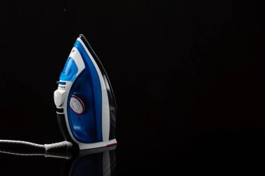 Kopyalama alanı ile siyah ayna arka plan üzerinde demir