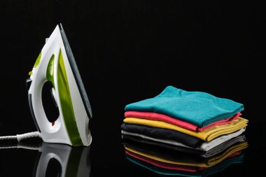 Kopyalama alanı ile siyah ayna arka plan üzerinde demir