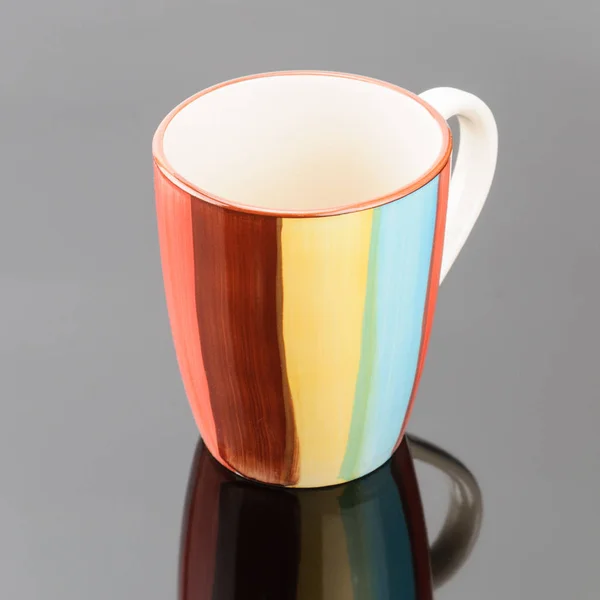 Café chá de porcelana caneca de barro no fundo do espelho cinza — Fotografia de Stock