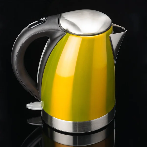 Жовтий чайник з нержавіючої сталі на фоні чорного дзеркала — стокове фото