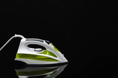 Kopyalama alanı ile siyah ayna arka plan üzerinde demir