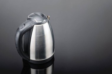 Kopya s ile gri ayna arka plan üzerinde paslanmaz çelik su ısıtıcısı