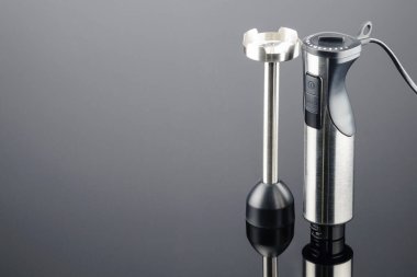 Gri ayna arka planda aksesuar ile blender