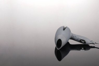 Gri ayna arka planda gri mat saç kurutma makinesi