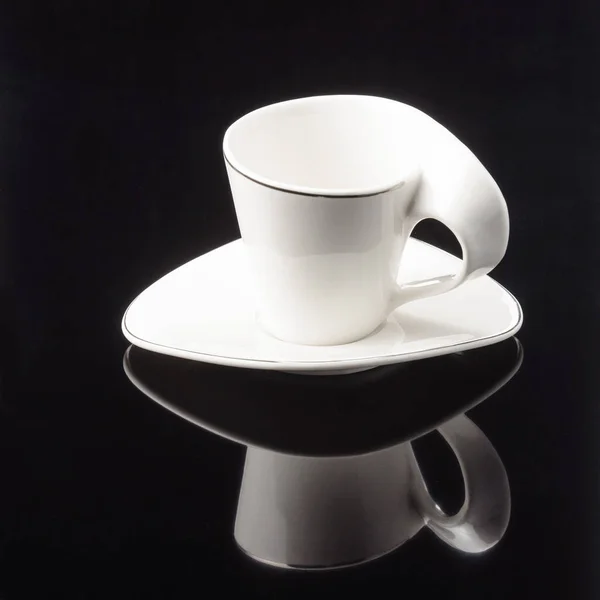 Siyah ayna ba üzerinde tabak ile Kahve çay porselen kil fincan — Stok fotoğraf