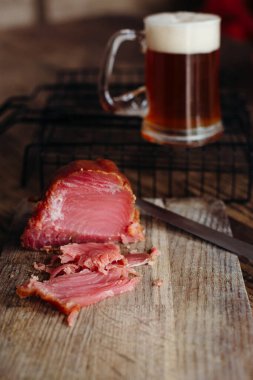 Bira ve ahşap masada füme balık..