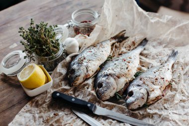 Dorado taze balık ve masada pişirmek için malzemeler. Yemek tarifi.
