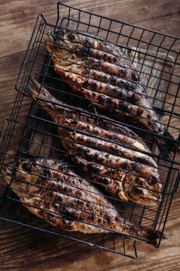 Domatesli ızgara dorado balığı, limon ve kuşkonmaz. Yemek tarifi.