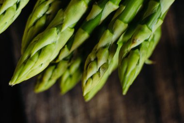 Tahtada bir sürü taze kuşkonmaz. Kapat.