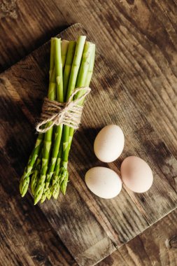 Tahtada taze kuşkonmaz ve yumurta var. Kapat.