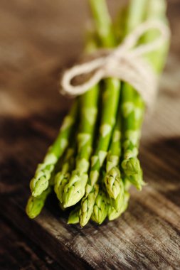 Tahtada bir sürü taze kuşkonmaz. Kapat.