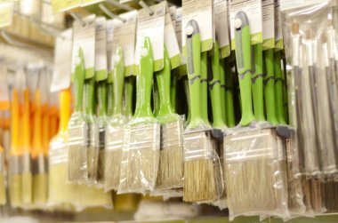 Farklı boyut fırça deposundaki bulanıklık arka plan raflar