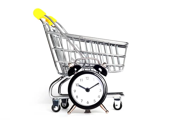 Alışveriş sepeti ve çalar saat. Zaman kavramı alışveriş için
