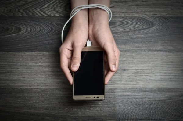 Telefon bağımlısı. Tel ile bağlı el. Cep telefonu holding genç eller.